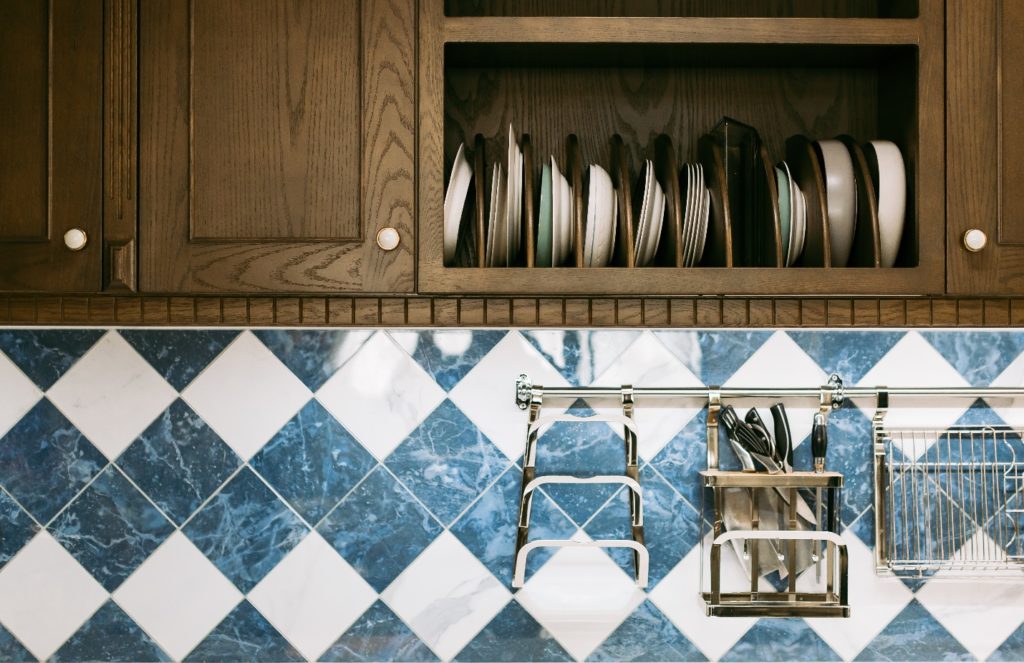 Kitchen cabinet and backsplash