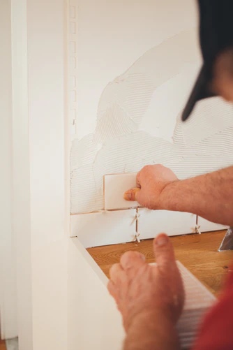 Installing a tile backsplash