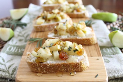 Rosemary Apple & Goat Cheese Crostini